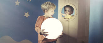enfant jouant dans sa chambre